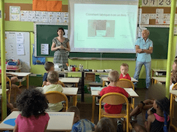 Présentation du métier de biographe dans une école primaire par Claire Lorentz-Augier de l'entreprise La ligne claire.